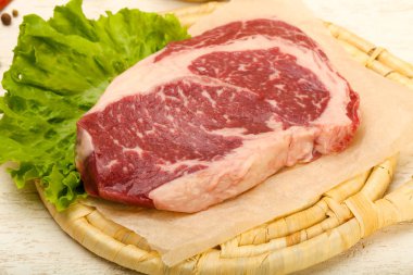 Pirzola pişmeye hazır.