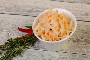 Salamura lahana - kekik ve biberiye ile lahana turşusu