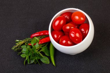 Kasede fesleğen servis edilen vişneli domates turşusu