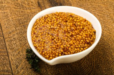 Dijon hardal sos kabın içinde kekik