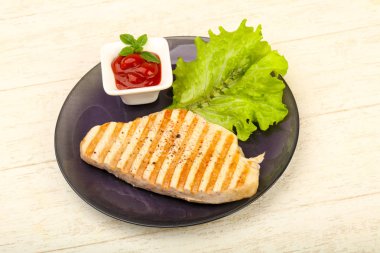 Baharatlar ve sos ızgara hindi biftek