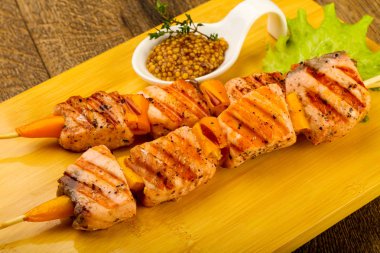 Dijon mustars soslu ızgara somon şiş