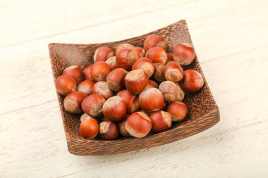 Fındık yığın sepeti ahşap arka plan üzerinde