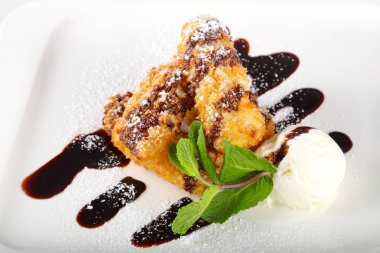 Dondurma ve naneli gevrek muz.