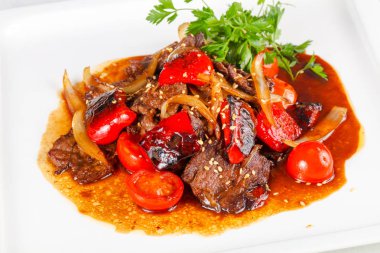 Domates soslu istiridye içinde sığır eti