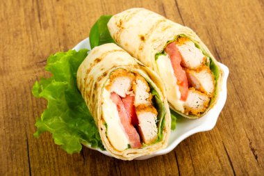 Tavuk ekmek rulo salata yaprakları ile