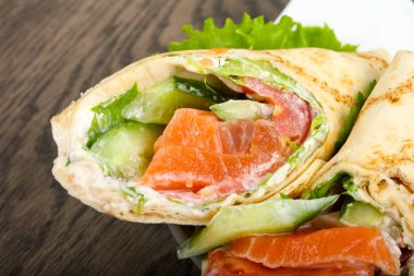 Somon ekmek rulo peynir ile