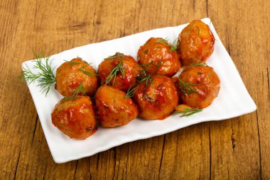 Dereotu, domates soslu köfte servis