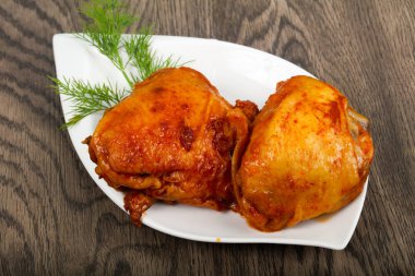 Domates soslu kızarmış tavuk uyluk