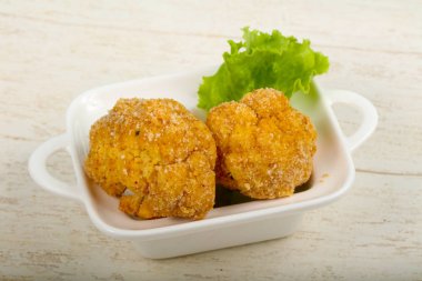 Ahşap arka plan üzerinde diyet gevrek karnabahar