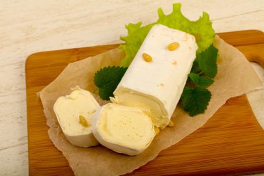 Sedir fıstıklı Brie peynirli rulo