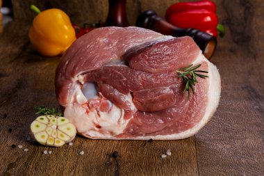 Ahşap zemin üzerinde çiğ domuz eti