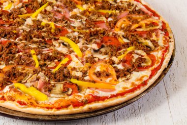 Kıyılmış et ve sebze pizza