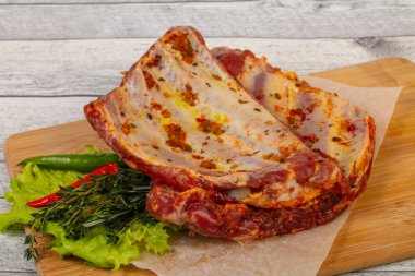 Izgara için marine edilmiş domuz pirzolası.