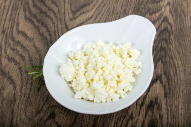 Kase üzerinde ahşap süzme peynir