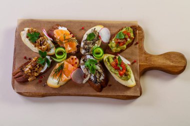 Balık ve sebze ile İspanyol bruschetta karıştırın