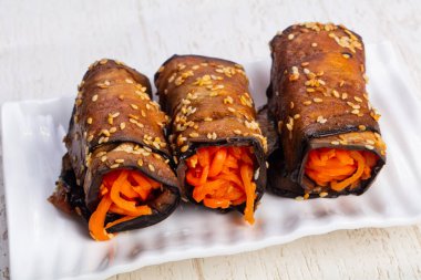 Lezzetli kızarmış kabak ile Kore havuç rulo