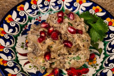 Tavuk ve fındık ile Gürcü geleneksel Satsivi
