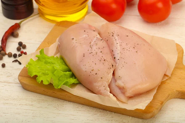 Biber yemek pişirmek için hazır çiğ tavuk göğsü