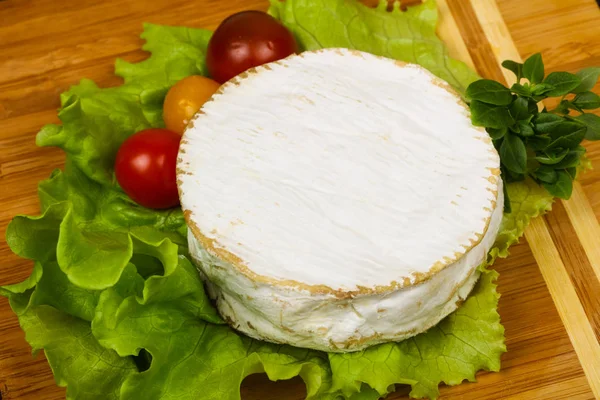 Queijo Camembert Delicoso Com Folhas Salada — Fotografia de Stock