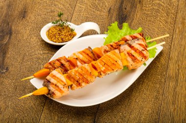 Dijon mustars soslu ızgara somon şiş