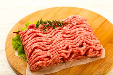 Çiğ kıyma et kekik ve acı biber ile