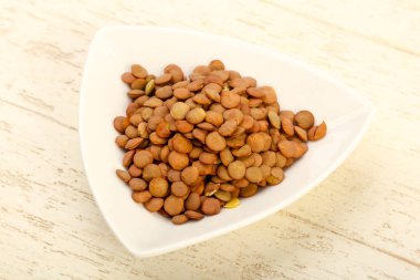 Yemek pişirmek için hazır kapta çiğ mercimek