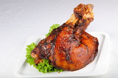 Beyaz masa üzerinde pişmiş domuz bacak