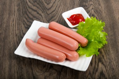 Salata ve ketçap ile sosis haşlama