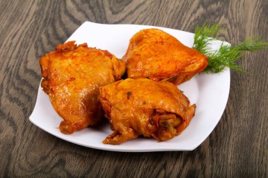 Domates soslu kızarmış tavuk uyluk