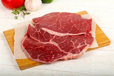 Ham sığır eti biftek yemek için hazır