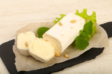 Sedir fıstıklı Brie peynirli rulo