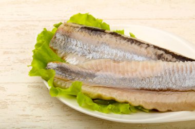 Ringa balığı filetosu salata üzerine bırakır - hazır yemek için