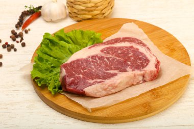 Pirzola pişmeye hazır.