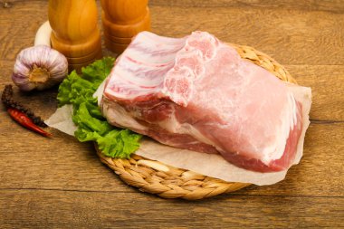 Pişirme için çiğ domuz eti