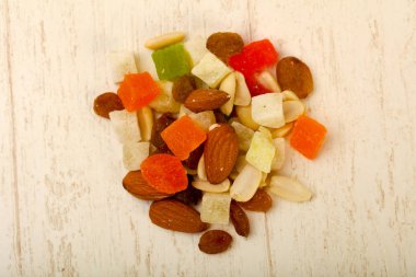 Fındık ve kuru meyve karışımı