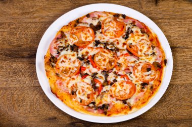 Jambonlu ve peynirli pizza