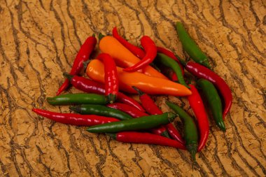 Ahşap arka planda acı biber yığını