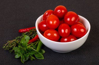 Kasede fesleğen servis edilen vişneli domates turşusu