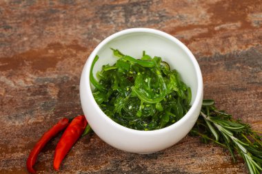 Susamlı yosun salatası Chuka.