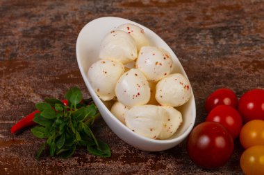 Fesleğen yapraklı ve domatesli Mozzarella peyniri topları.