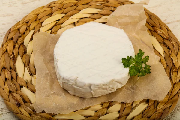 Queso Camembert Con Perejil Sobre Fondo Madera — Foto de Stock