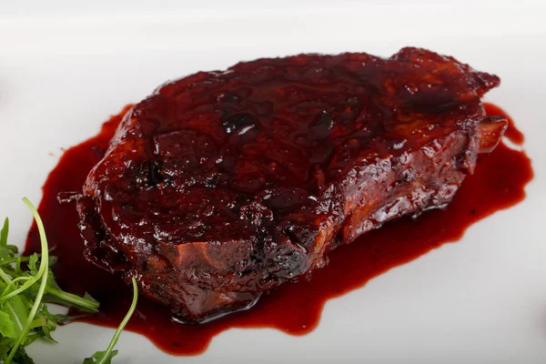 Böğürtlen soslu biftek.