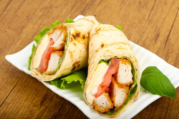 Panecillo Pollo Con Hojas Ensalada —  Fotos de Stock