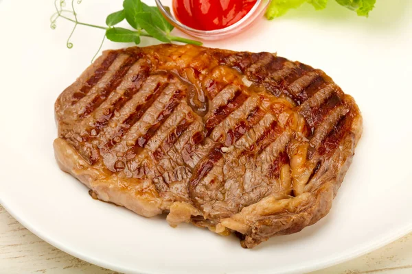Gegrilde Rib Eye Steak Met Saus — Stockfoto