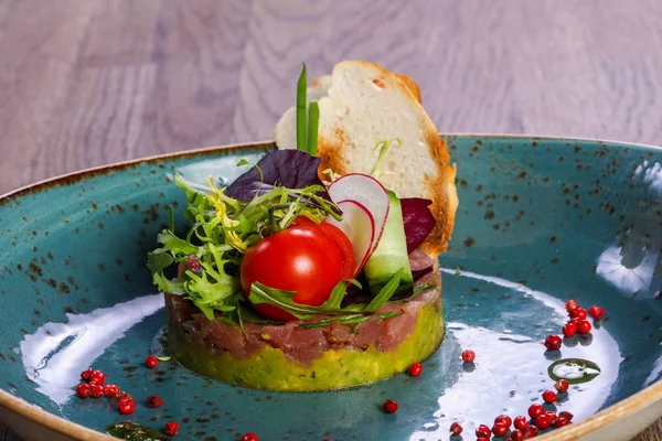 Tartaar Met Zalm Avocado Geserveerd Groenten — Stockfoto