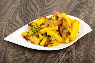 Domuz etli kızarmış patates, biberiye.