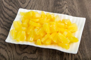 Kabın içinde Konserve ananas