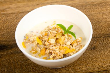 Muz, fındık ve nane ile müsli