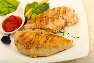 Salata yaprakları ile kavrulmuş tavuk göğsü